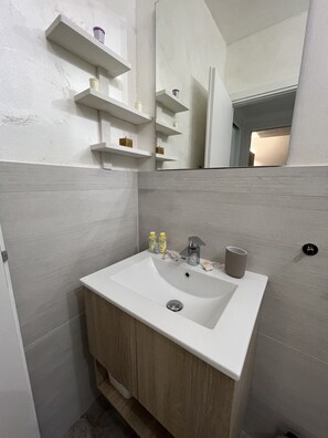 Shower, bidet - Campanino Baby lovely one-bedroom apartment in downtown Chiavari (Chiavari)