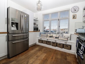 Dishwasher, cookware/dishes/utensils - Ferriwais (Bideford)