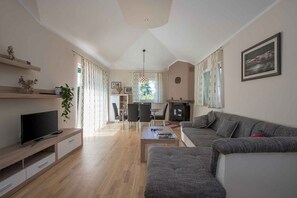 TV - Holiday home mit Klimaanlage und Terrasse (Buje)