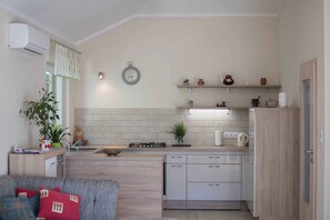 Fridge, microwave, oven, stovetop - Holiday home mit Klimaanlage und Terrasse (Buje)