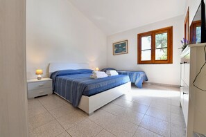 3 slaapkamers, een strijkplank/strijkijzer, reisbedje, gratis wifi