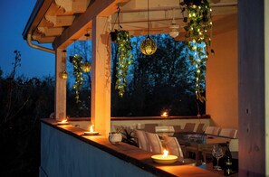 Outdoor dining - Surrounded by greenery, offers its guests a unique atmosphere. (Jonadi)
