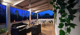 immersa nel verde, offre ai suoi ospiti un atmosfera unica .