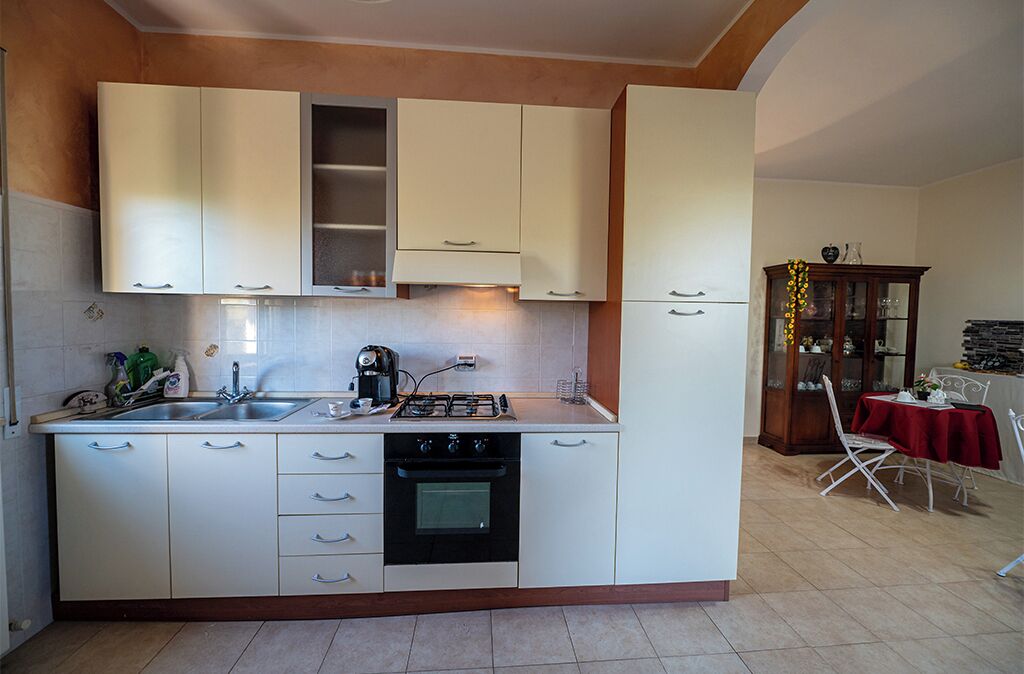 Wasserkocher mit Kaffee-/Teezubehör, Kühlschrank, Mikrowelle, Ofen