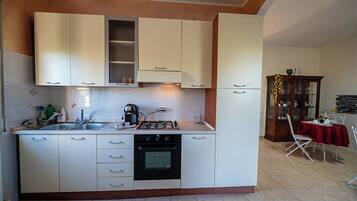 Wasserkocher mit Kaffee-/Teezubehör, Kühlschrank, Mikrowelle, Ofen