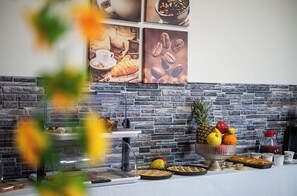 Dining - Surrounded by greenery, offers its guests a unique atmosphere. (Jonadi)