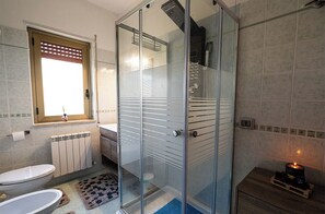 Een douche, een bubbelbad, een haardroger, een bidet