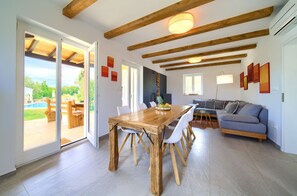 Dining - Holiday home quiet place with pool (Oštrobradić)