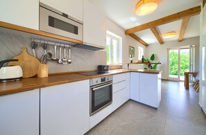 Frigorifero, microonde, forno, piano cottura