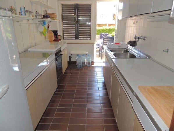 冷蔵庫、オーブン、コンロ、食器洗い機