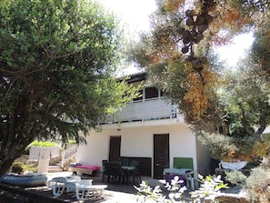 Outdoor dining - Holiday apartment 10 m from the beach (Malinska)