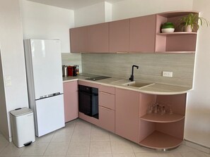 Kühlschrank, Mikrowelle, Ofen, Herdplatte