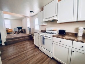 Frigorífico, microondas, horno y placa de cocina