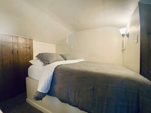 1 bedroom, desk, free WiFi, bed sheets