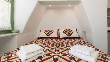 2 habitaciones, caja de seguridad en la habitación y escritorio