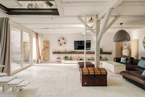 Smart TV, fireplace, books, music library