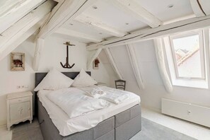 5 bedrooms, desk, iron/ironing board, travel cot