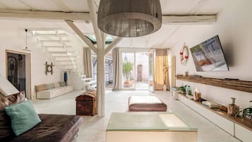 Smart-TV, Kamin, Bücher, Musikbibliothek