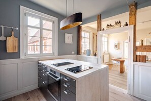 Fridge, oven, stovetop, dishwasher