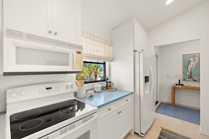 Geladeira, micro-ondas, fogão, cooktop