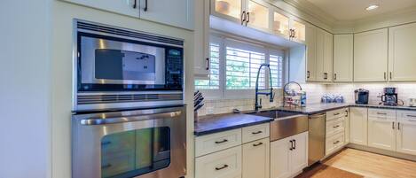 Fridge, oven, stovetop, dishwasher