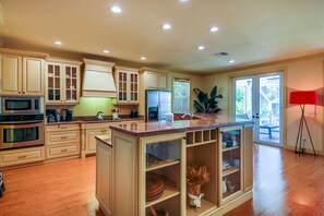 Fridge, oven, stovetop, dishwasher - SeaRose- Gorgeous Sanibel Estate now with dining credit!! (Sanibel)