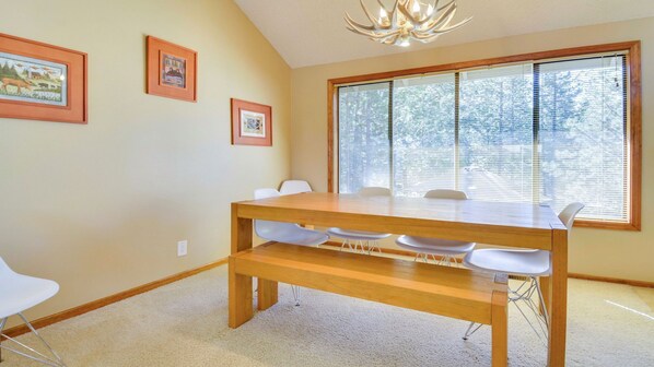 A conference room with a wooden table, white chairs, and large windows with blinds. - 6 Klamath-Sunriver, Oregon: Hot Tub, BBQ, WiFi, SHARC Aquatics, Tubing Hill, Mt. Bachelor, Golf, Deschutes River, Tennis, Bike Paths (Sunriver)