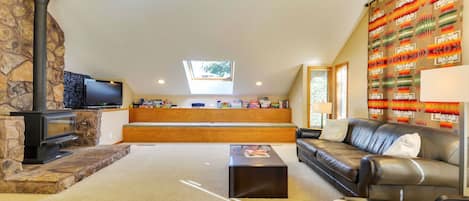 تلفزيون، مدفأة، مشغل دي في دي