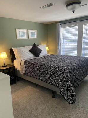 2 bedrooms, desk, iron/ironing board, free WiFi - Beautiful Benton Beauty (Saint Charles)