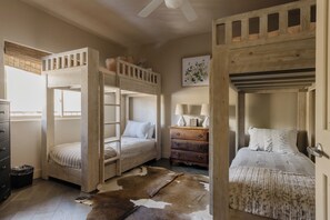 4 habitaciones, escritorio, tabla de planchar con plancha y wifi gratis