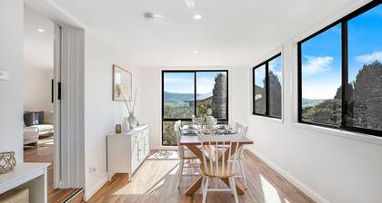 Unwind â gem with beautiful hillside views