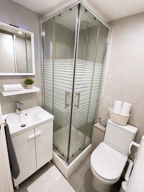 シャワー、タオル、石鹸、トイレットペーパー