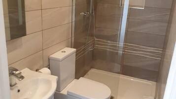 Combined shower/bathtub, towels