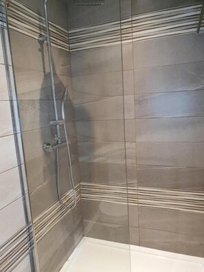 Premium Single Room | Bathroom | Combined shower/tub, towels - The Wheatsheaf Inn (Atherstone)