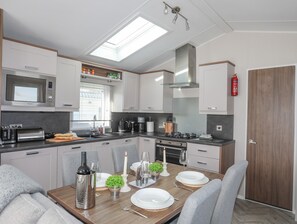 Dishwasher, cookware/dishes/utensils