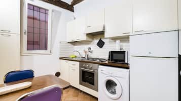 Réfrigérateur, micro-ondes, four, cafetiÚre/bouilloire