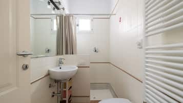 Doccia, asciugacapelli, asciugamani, sapone