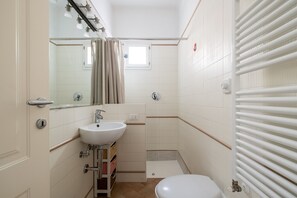 Dusche, Haartrockner, HandtĂŒcher