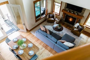 Smart TV, fireplace
