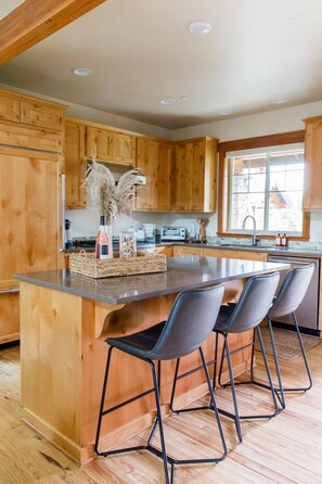 Fridge, microwave, oven, dishwasher - Beautiful home in the heart of Suncadia overlooking golf, near tubing, winery and more! (Cle Elum)