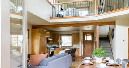 Beautiful home in the heart of Suncadia overlooking golf, near tubing, winery and more!