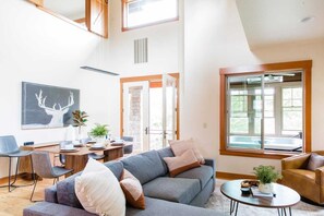 Smart TV, fireplace - Beautiful home in the heart of Suncadia overlooking golf, near tubing, winery and more! (Cle Elum)