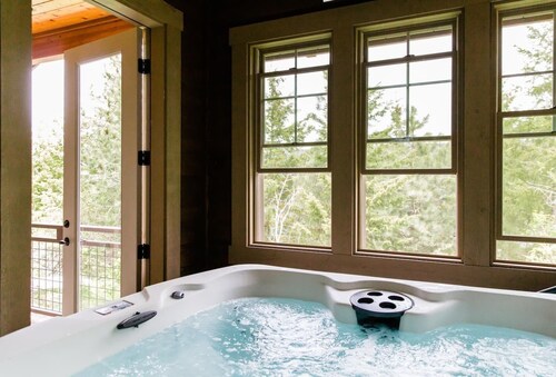 Beautiful home in the heart of Suncadia overlooking golf, near tubing, winery and more!