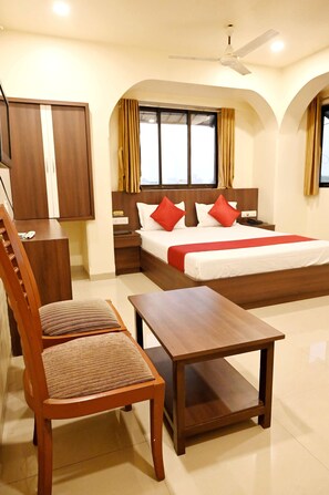 Desk, rollaway beds, free WiFi, bed sheets - Hotel Sagar (Kalyan)