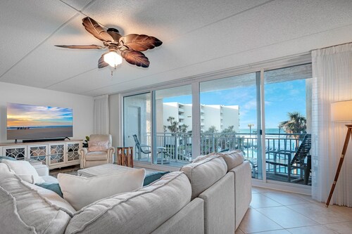 Oceanfront 2/2 condo with large balcony, multiple pools and a short walk to Flagler Ave