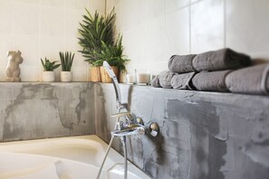 Badewanne, Haartrockner, Handtücher, Seife