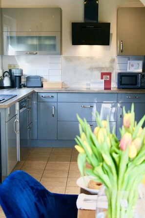 Réfrigérateur, four à micro-ondes, un four, surface de cuisson