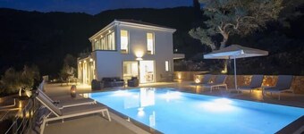 Glass Villa, ultimate privacy & tranquility, closeto Agios Nikitas