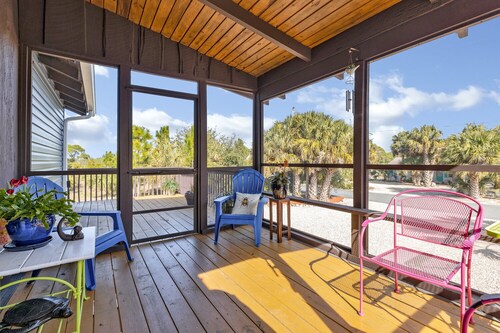 Coastal Getaway on canal-steps to the beach