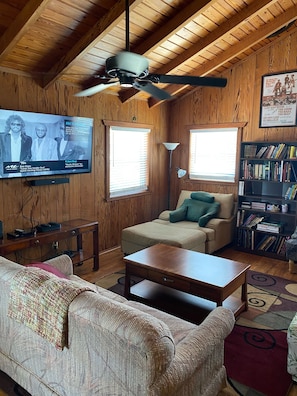 Smart TV, DVD player, books, video library - Coastal Getaway on canal-steps to the beach (Panacea)